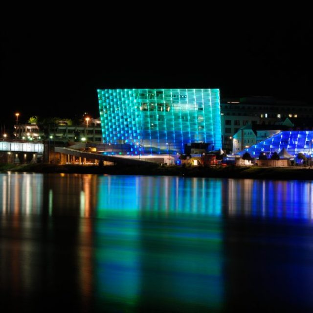 Ars_Electronica_Center_2011_by_night-e1463668979533